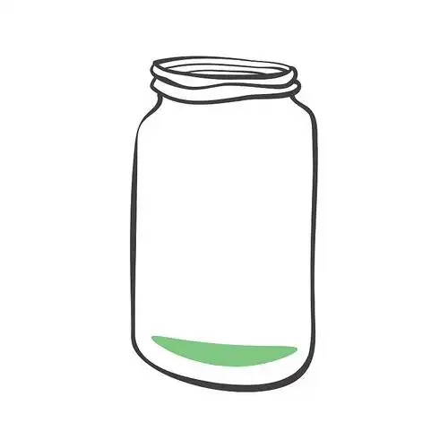 手里拿着一个小空玻璃瓶图片素材