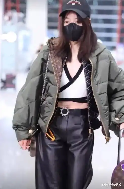 还恰到好处的露出了她的小蛮腰,隐约能够看到马甲线,把身材展现得淋漓