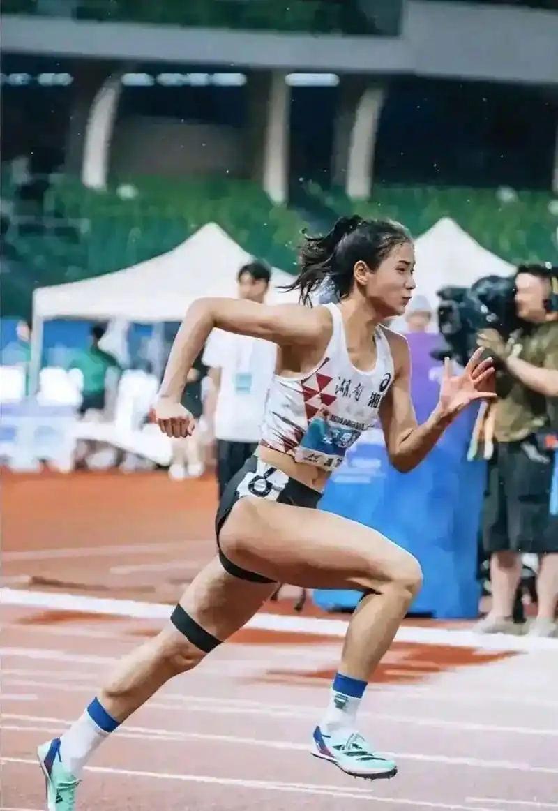 夏思凝2003年出生于邵阳,是地地道道的邵阳姑娘,毕业于邵阳市第二中学