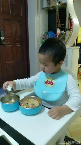小宝宝自己喝汤吃饭