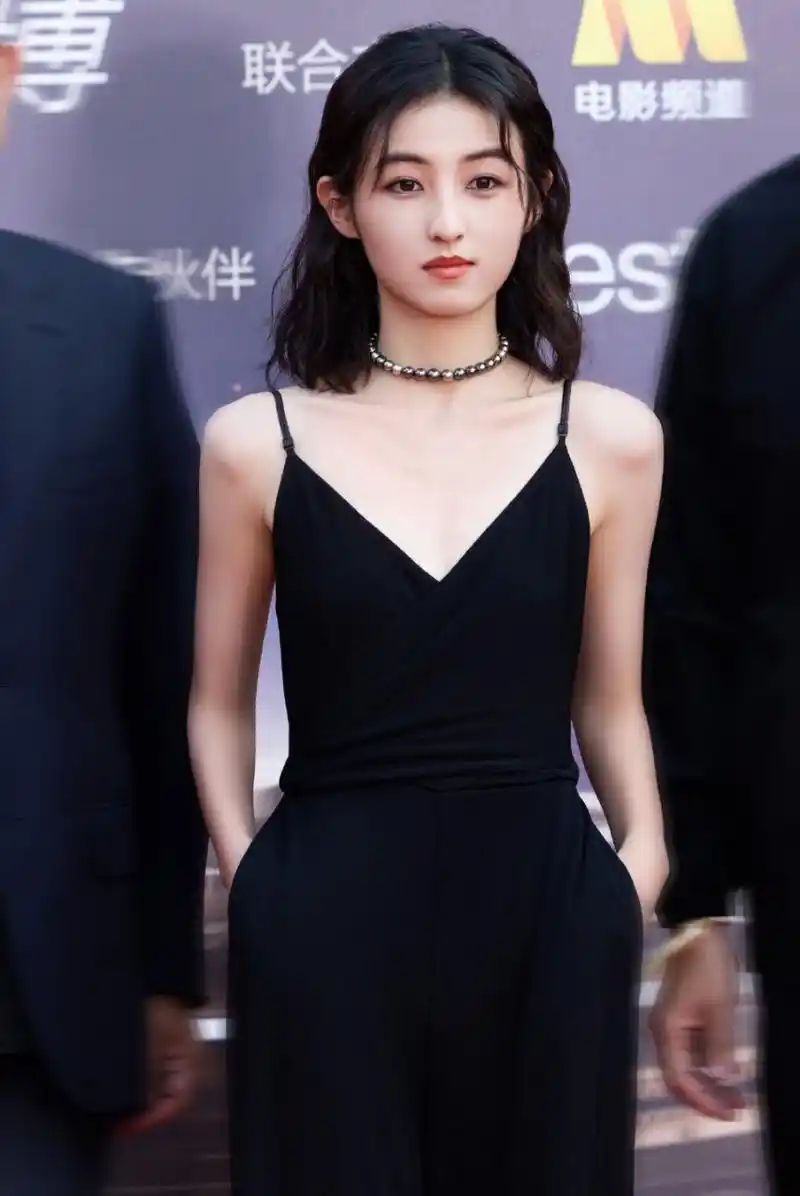 张子枫吊带阔腿裤又甜又酷的,小烟熏妆也好漂亮!