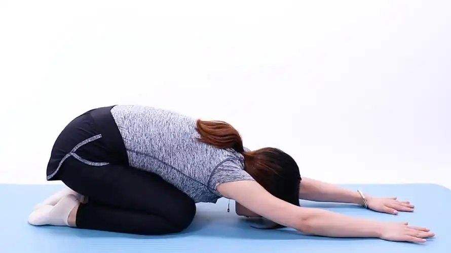 背部拉伸的动作