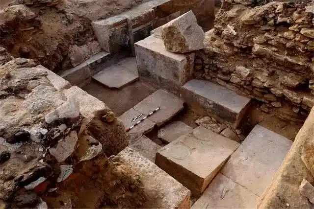 三座大墓,几乎被盗空,一枚钱币揭示墓主身份|辉县|钱币|墓葬_新浪新闻