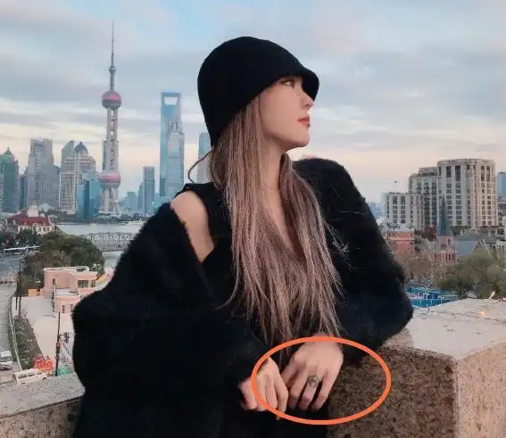 周扬青手有"纹身"不能录节目?看清她手上的造型,让人难以预料