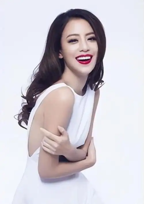 j女郎江语晨:凭奶茶广告走红,资源曾很好,为照顾混血子女退圈