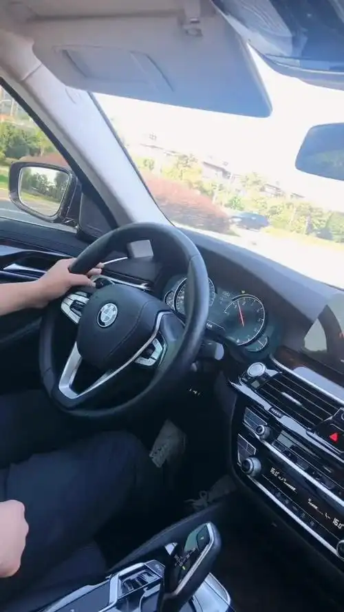 单手开宝马的男人就是帅,重点应该是宝马车