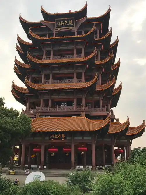 黄鹤楼主楼高49米,共五层,攒尖顶,层层飞檐,四面看都是一样一样的.