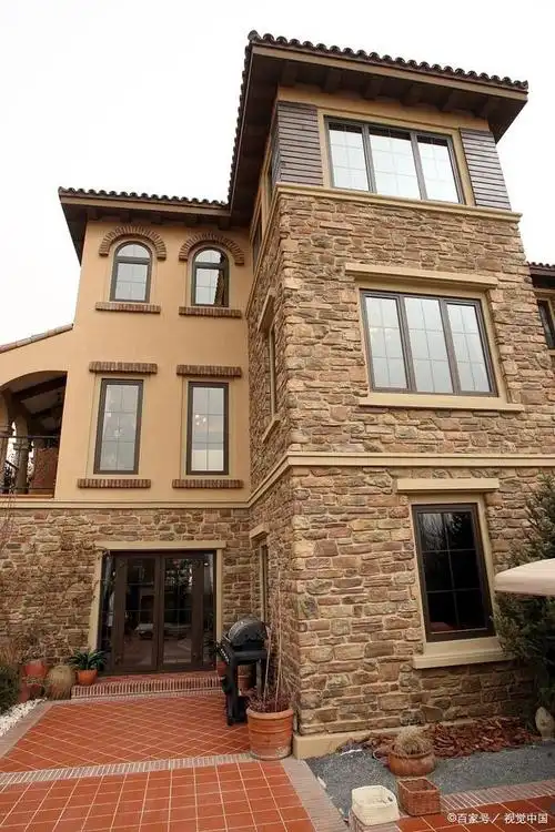在别墅装修中,文化石常被用于外墙装饰,为别墅增添了一份高端豪华的