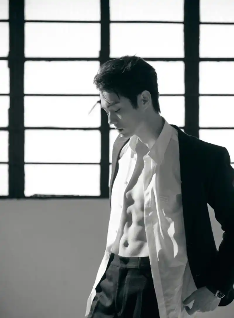 许凯你的腹肌好健壮,好有魅力,微博之夜走红毯腹肌也晾着吗?