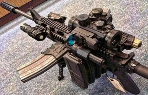 全球火力最凶猛步枪,全身布满了弹匣,像机枪一样不断扫射_枪械