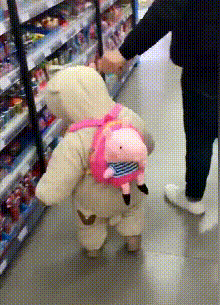 宝宝逛超市在玩具区撒泼,被爸爸"无情"拎走,网友:糟老头真坏