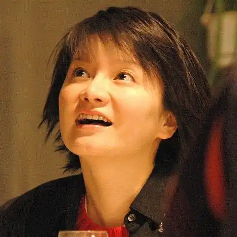 小学二年级的时候她拍摄了第一部电视剧《小龙和小丽》;1992年担纲女