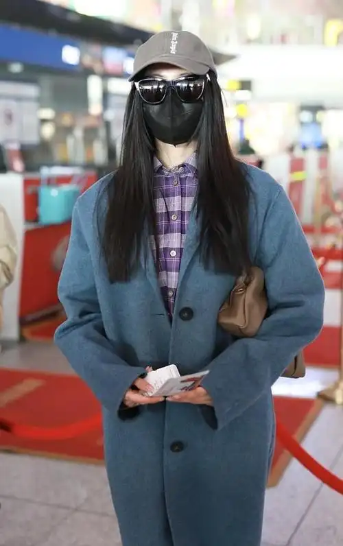 张天爱真有明星范儿全副武装现身机场身穿大衣太优雅了