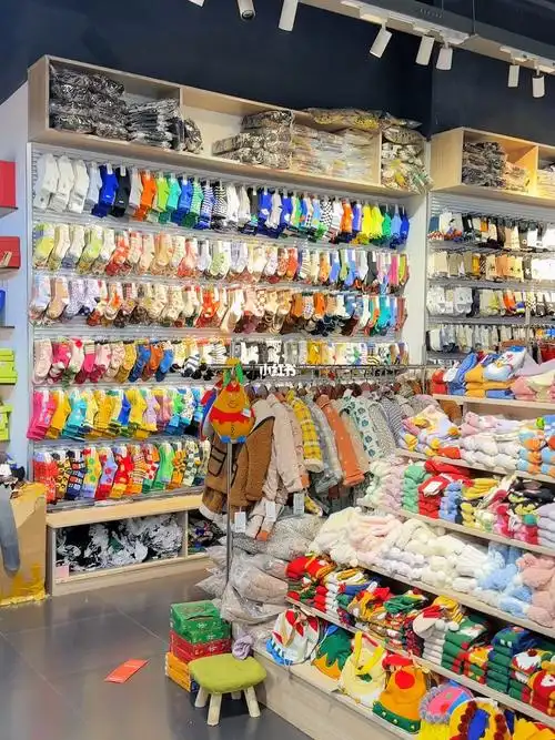 很多人问的袜子店陈列