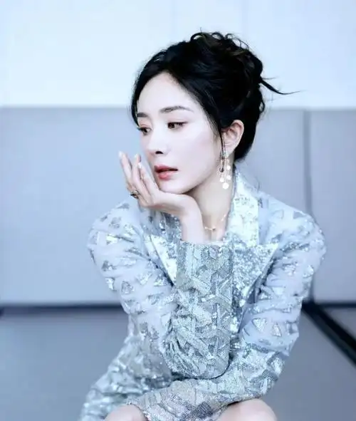 狐妖小红娘,37岁杨幂吃红薯,戳穿了多少戏混子的体面