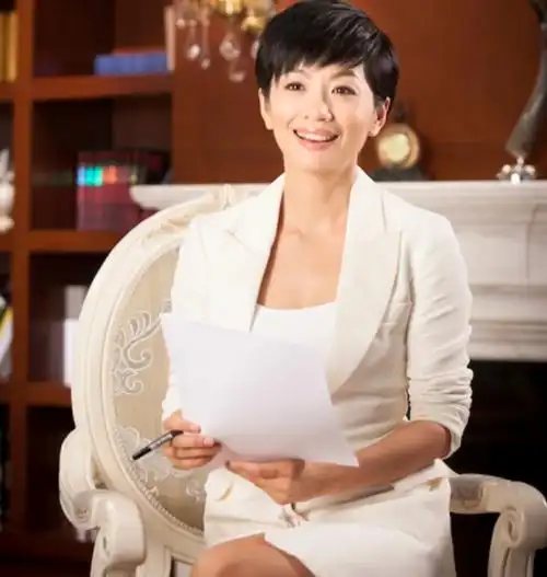 凤凰卫视主持曾子墨嫁上司4年生2个儿子49岁的她过得好吗