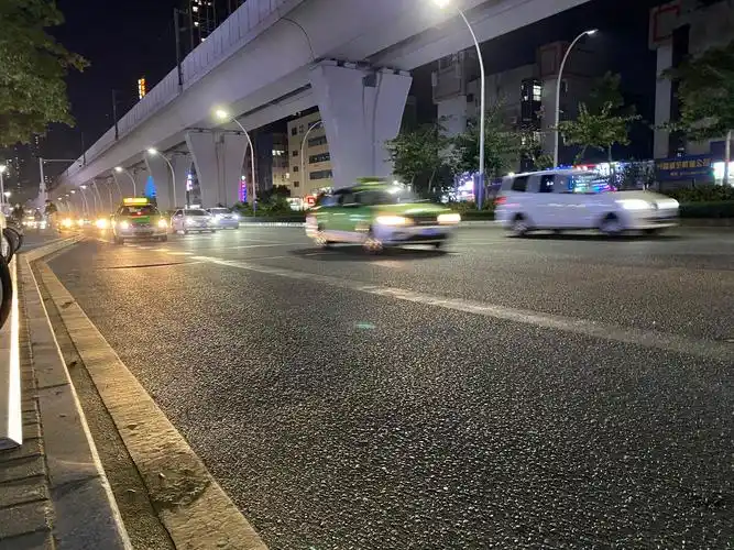 夜晚街边街景马路车水马龙
