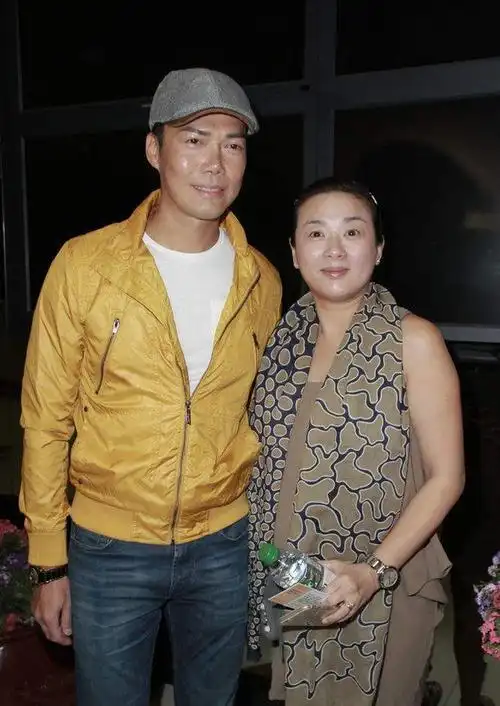 17岁出道42岁大红,帅气港星谢天华老婆不够美,人生却渐入佳境