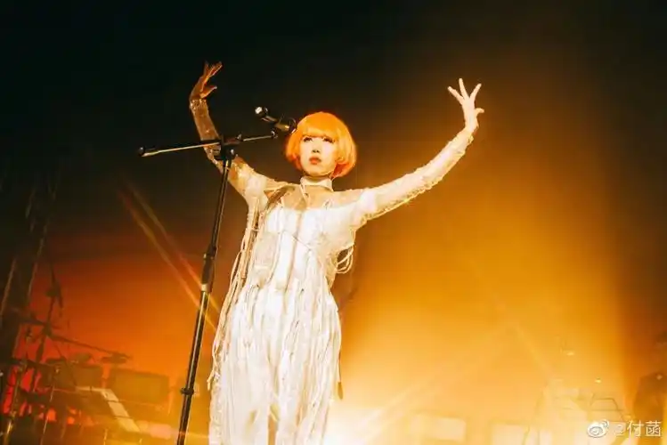 谢谢大家!昨天的演出顺利进行真的很开心.谢谢广州!