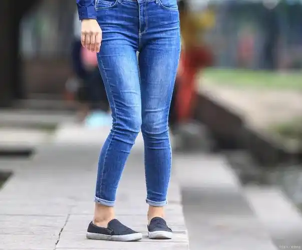 蓝色牛仔裤配什么颜色上衣