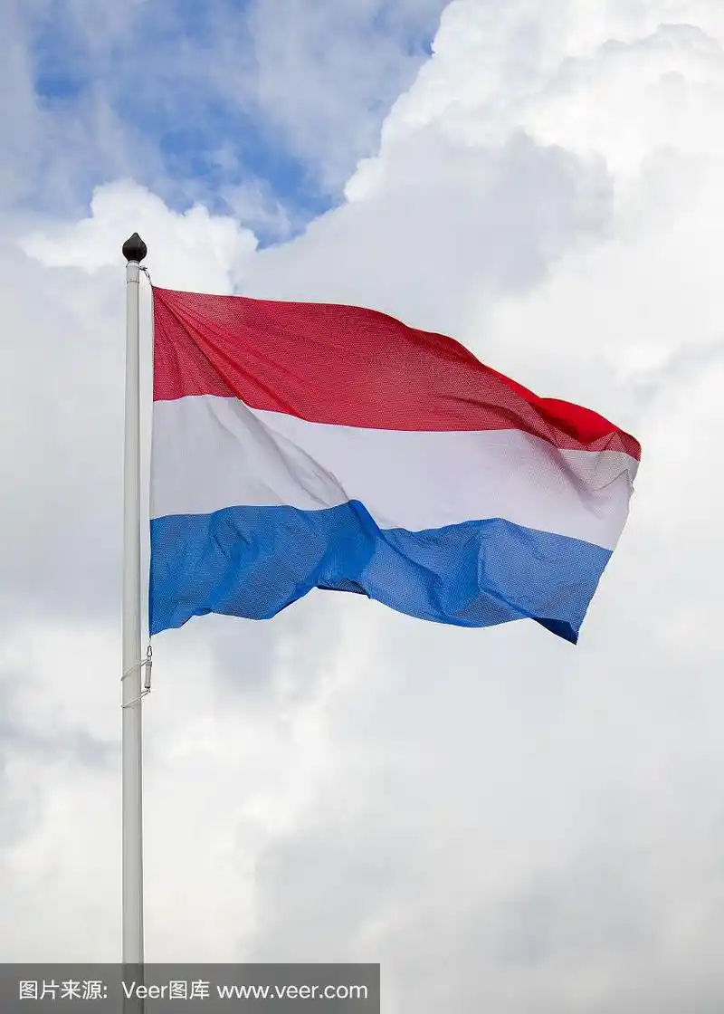 悬挂荷兰国旗,红白蓝相间,悬挂荷兰国旗