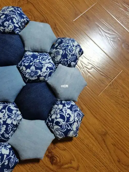旧牛仔裤拼青花布坐垫