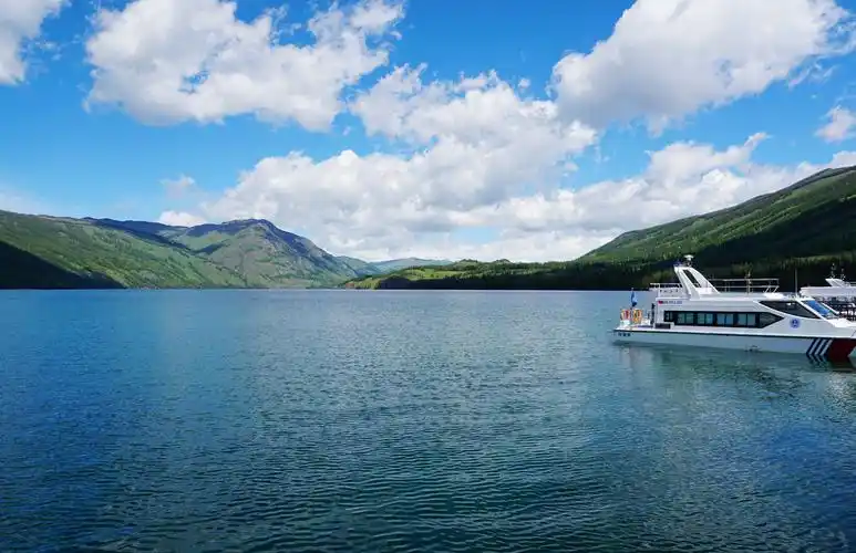 看这"天神的眼睛"清澈湛蓝,美得让人沉醉不知归路