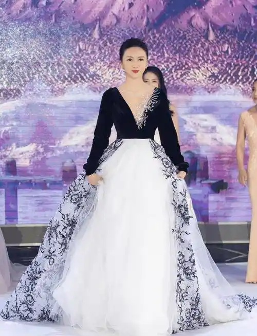 52岁翁虹出席活动,身穿高定礼服压轴出场,气质高贵典雅_索菲亚_未来