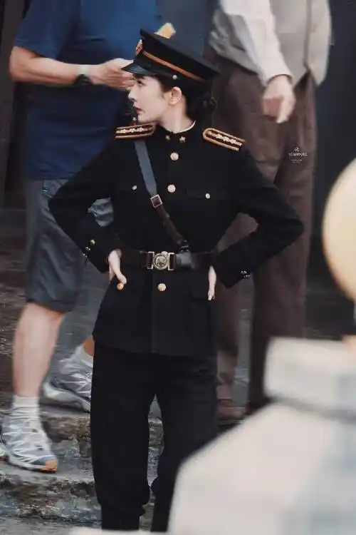 原创杨幂黑色军装照充满张力束腰皮带凸显傲人上围妥妥的制服诱惑