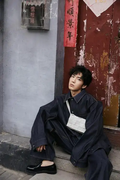 井柏然春日街拍大片演绎文艺盐系男友穿搭