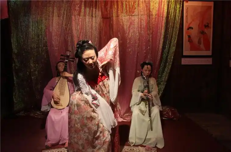 这一张尤为逼真,青楼的存在在古代也算是一种悠久的文化.