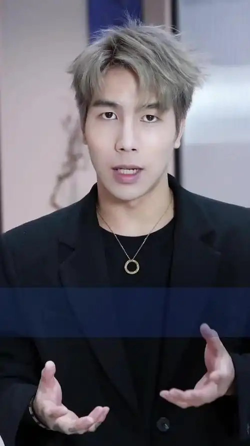 王嘉尔同款发型你还在做旧款式吗?王嘉尔最新发型你学会了吗?