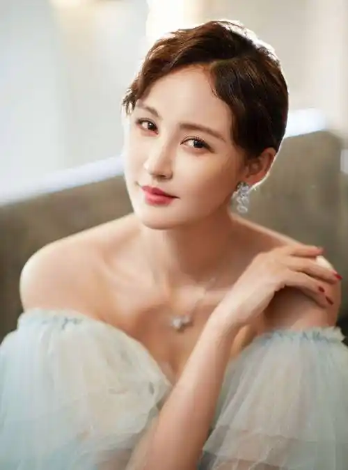 张歆艺是大器晚成的女演员,事业的春天和幸福的婚姻都来的比较迟.