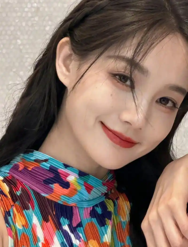 李一桐你真美,你永远是那样甜美的笑容,你穿的衣服五颜六色就像调色板