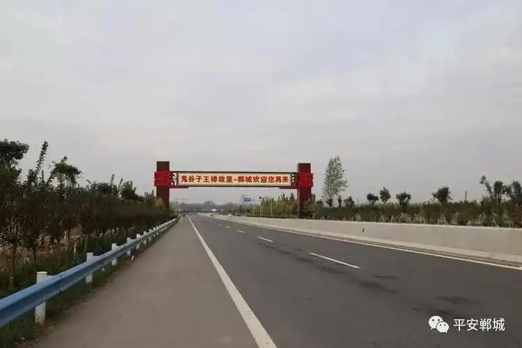 新郸城客户端拆除违法广告牌保障道路交通安全