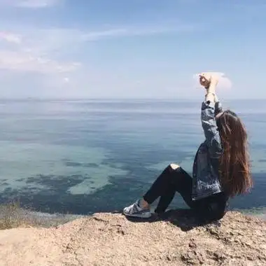 女生海边头像小清新在海边惬意地放飞心情