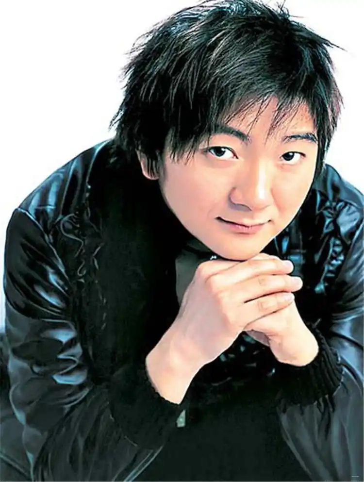 以《老鼠爱大米》,《兔子爱萝卜》在网络上迅速蹿红,歌手杨臣刚