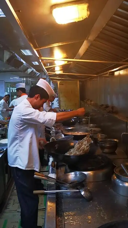 美食看中国#监控拍下厨师真实一面