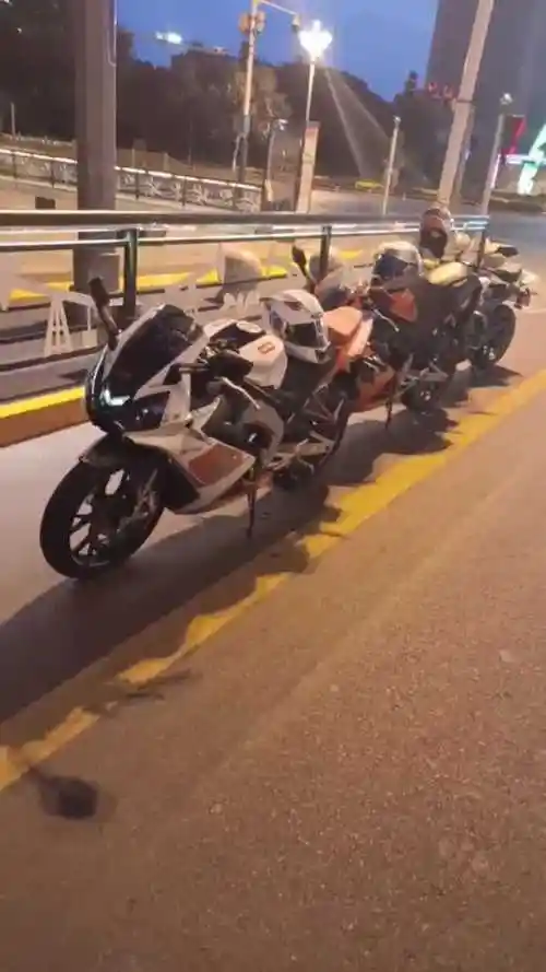 你们有晚上骑摩托车的习惯吗还是找灯光亮一点的地方骑吧