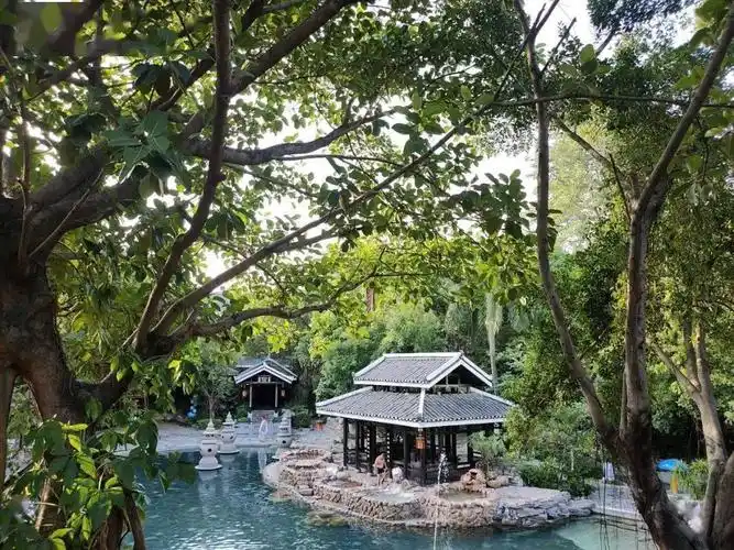 「入住宾至如归的酒店」除了独特的温泉,九曲湾温泉度假村还配有豪华