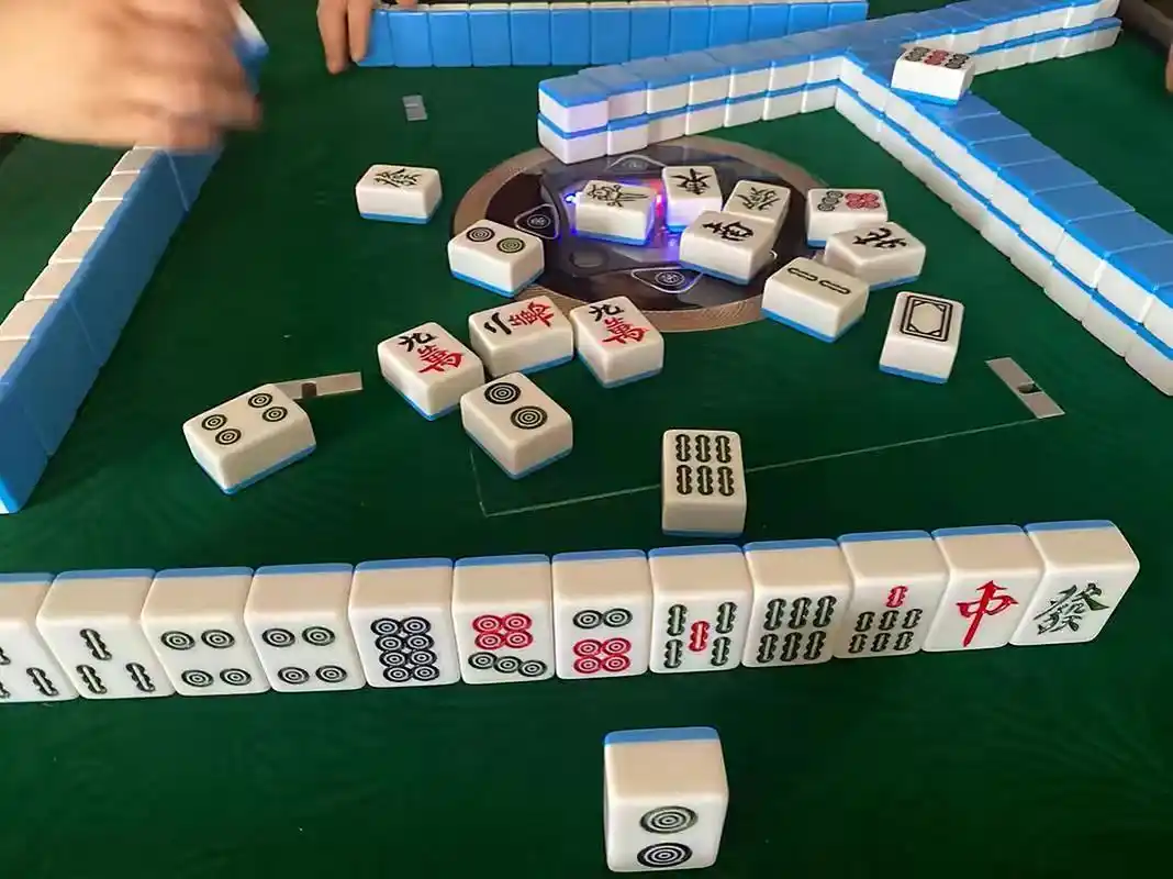 我有个爱打麻将的习惯,近日麻将馆老板邀请我参加牌局,我询问都有哪些