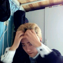 摸头发男孩卖萌可爱gif动图_动态图_表情包下载_soogif