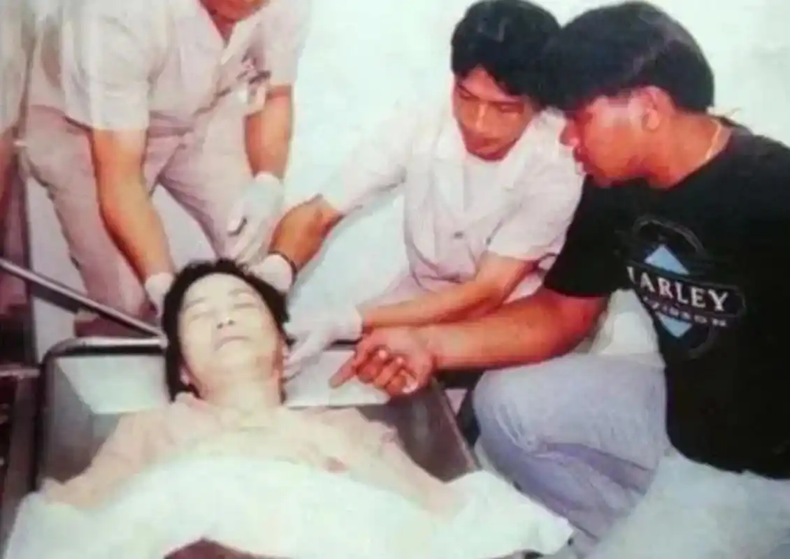 这是邓丽君生前留在世上的最后一张照片,此时她已离世,一代歌后躺在