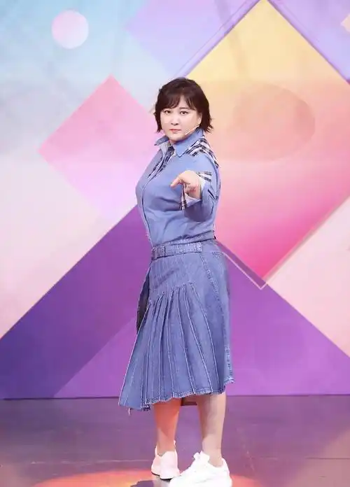 减掉50斤穿牛仔裤露腰,卷短发女人味十足_衣服_服装_身材