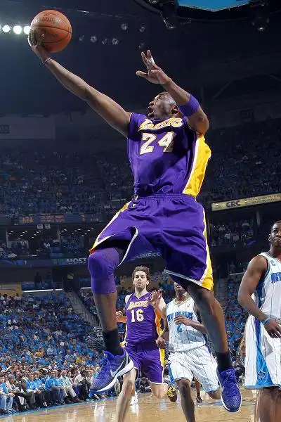 组图:科比禁声手势挑衅球迷 阿里扎防昔日队友