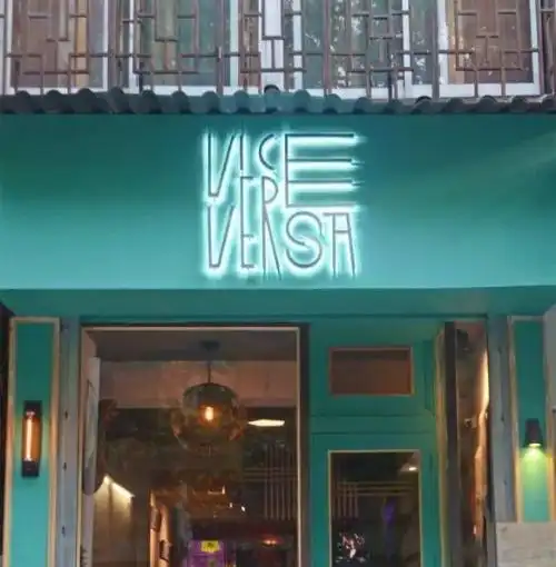 白天路过vice versa,你一定会被他薄荷色的门头吸引,但它也是一家看