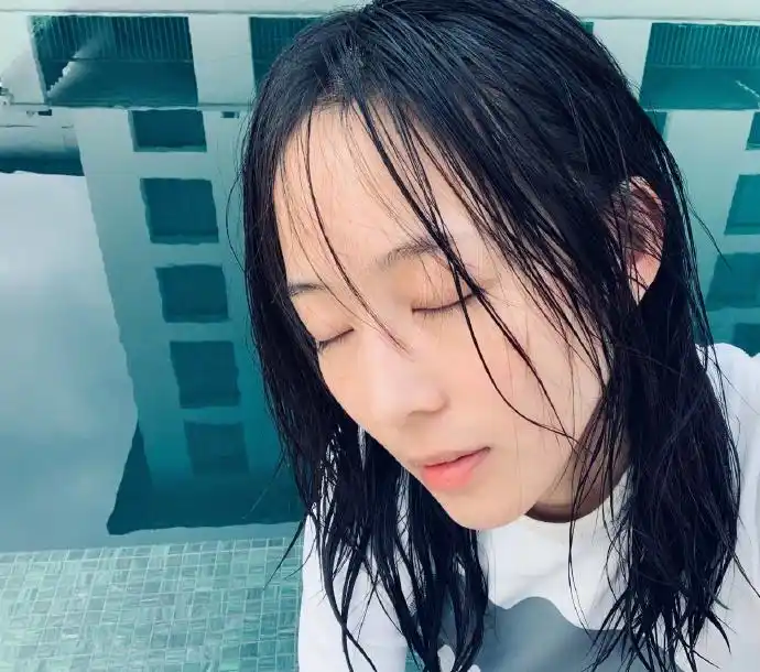 张钧甯游泳不忘自拍,素面朝天元气满满