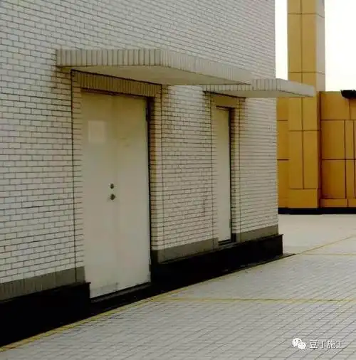 ⑦出屋面门不得采用木质防火门,如无法变更时,必须对木门进行不锈钢