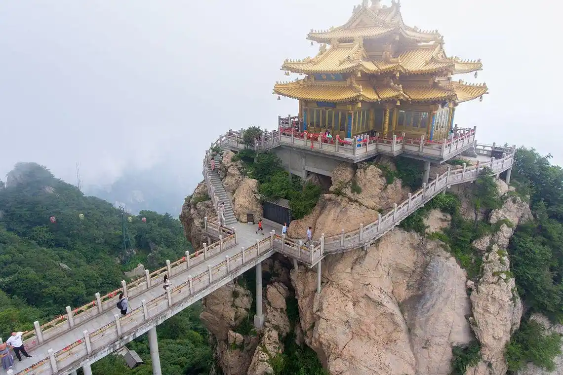 老君山大雪后的仙境之旅 在中国河南省,老君山风景区在12月11日经历了