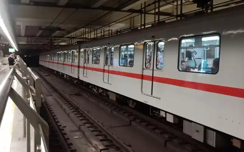 拍车上海地铁1号线老老八110彭浦新村夜间进出站